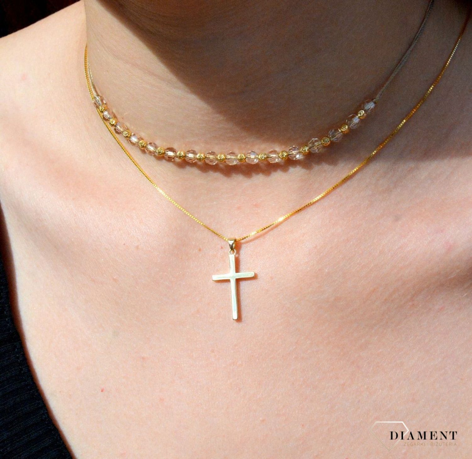 Piękna zawieszka krzyżyk wykonana z żółtego złota, wysokiej próby 333. Powierzchnia krzyża jest gładka, co daje bardzo ładny, ciekawy efekt. Krzyżyk ze złota (1).JPG